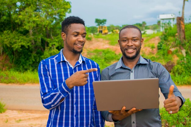 Due uomini d'affari africani sono rimasti sorpresi da ciò che hanno visto sul loro laptop