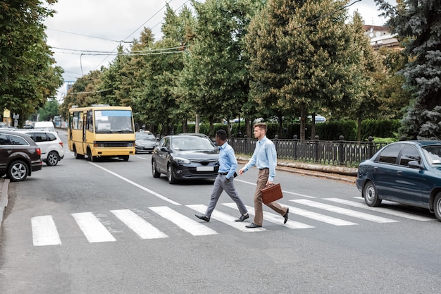 Due uomini d'affari che attraversano la strada