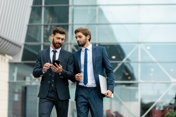 Foto due uomini d'affari che discutono insieme su una notizia su uno smart phone durante un viaggio d'affari. concetto di business, tecnologia e persone.