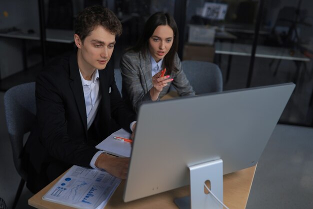 Due uomini d'affari che lavorano insieme sul computer.