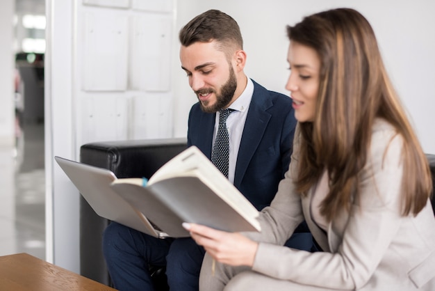 Due uomini d'affari che lavorano insieme