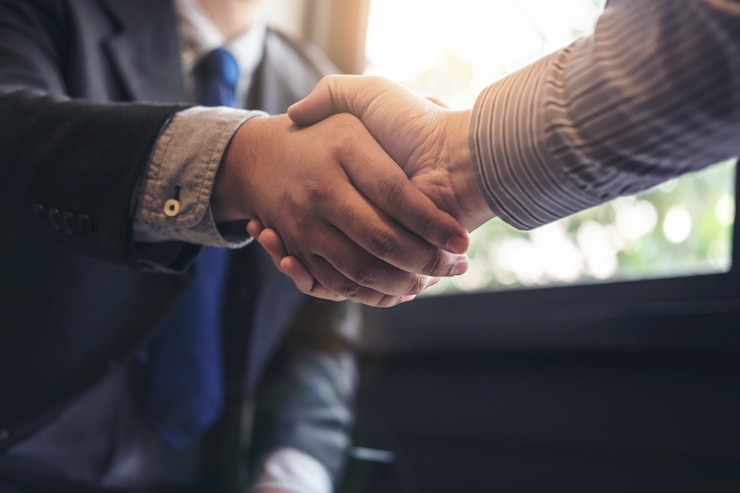 Foto due uomini d&#39;affari si stringono la mano durante una riunione per firmare un accordo e diventare un business pa