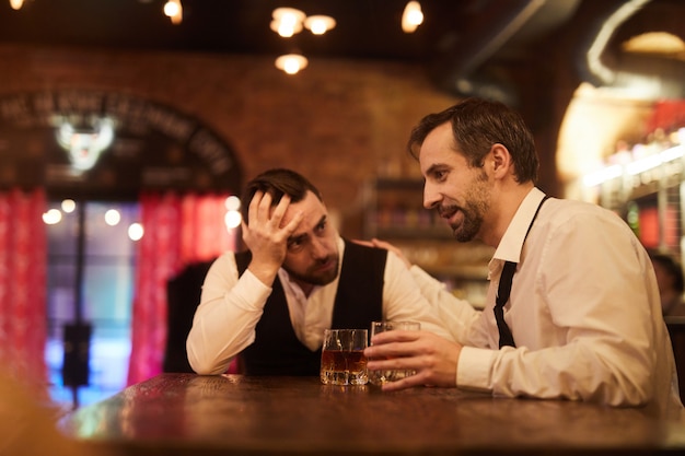 Due uomini d'affari ubriachi nel bar