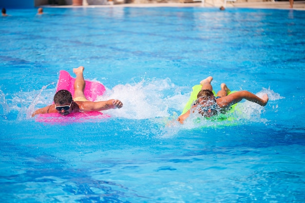 Due uomini fanno il bagno in piscina e si rilassano