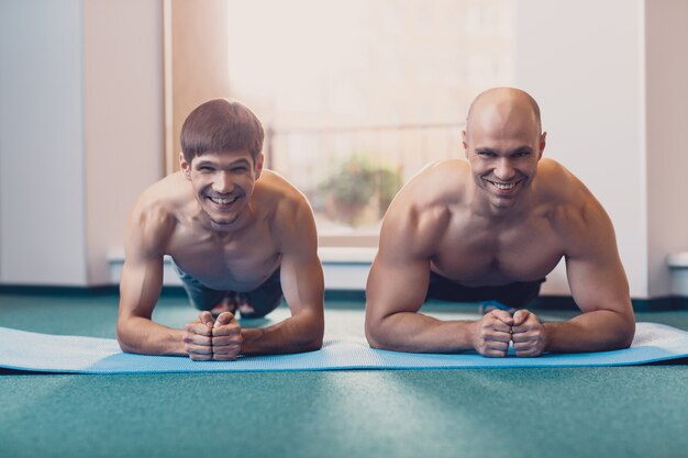 Due uomini si esibiranno in allenamento fitness in palestra