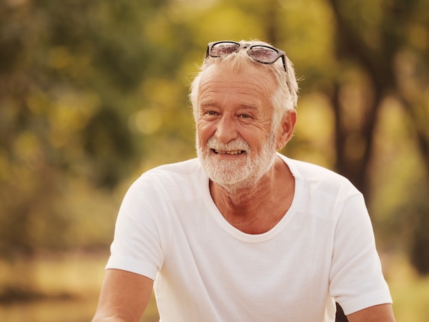 due uomo anziano felice e donna nel parco