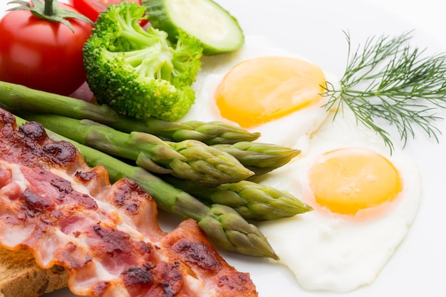 Due uova fritte e pancetta per una sana colazione