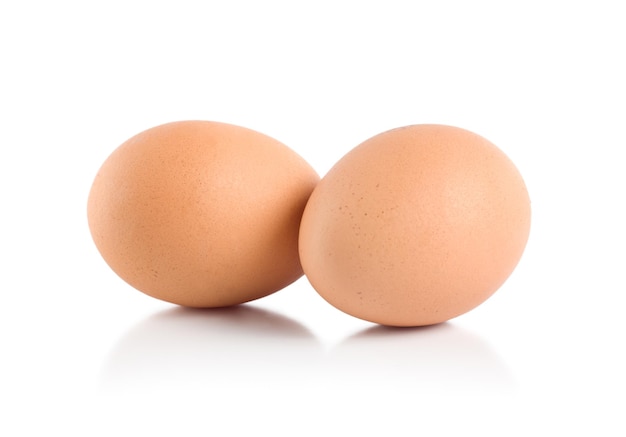 Due uova isolate su sfondo bianco