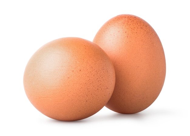 Due uova marroni isolate su sfondo bianco