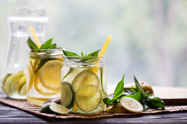 Due vasetti con limonata fatta in casa