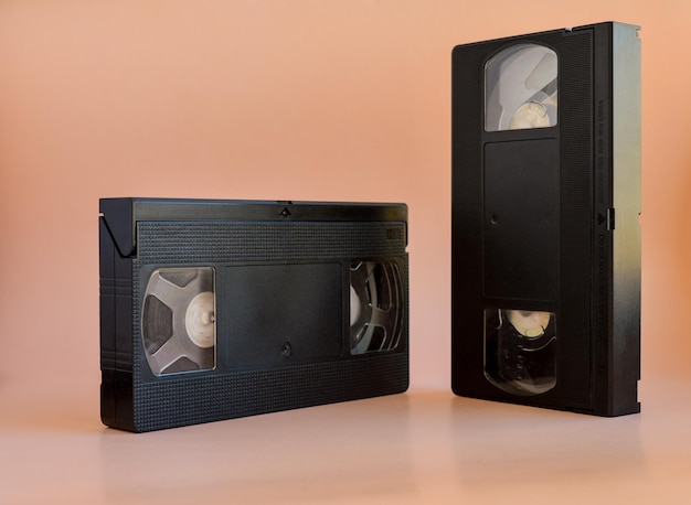 Due vecchie cassette vhs nere vintage ritagliate anni '80 e '90 retrò media estetico videocassetta magnetica concetto di archiviazione di film girato in studio