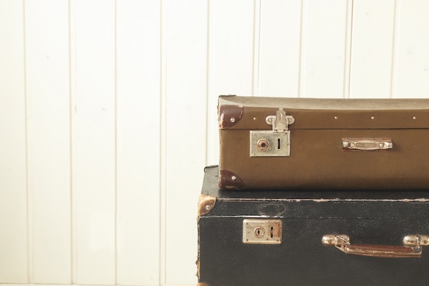 Due vecchie valigie retrò Bianco colorazione Vintage legno