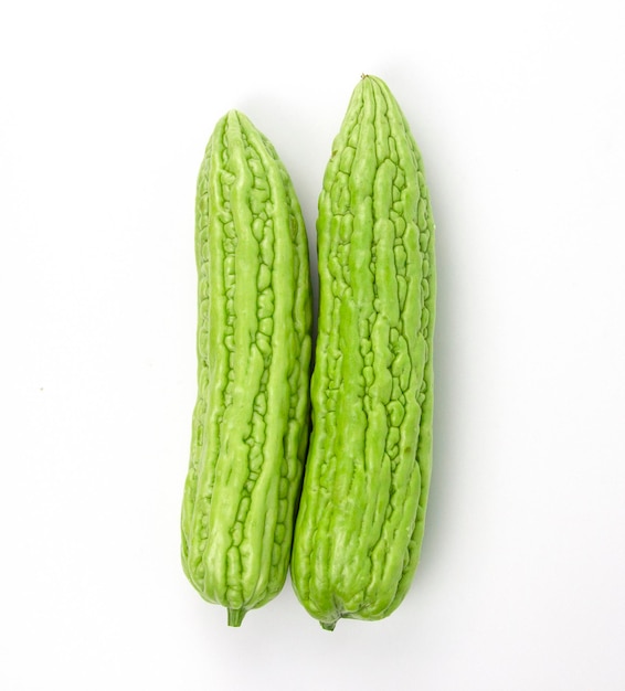 Due verdure di zucca verde biologiche isolate su sfondo bianco utilizzate nel concetto di cottura sana