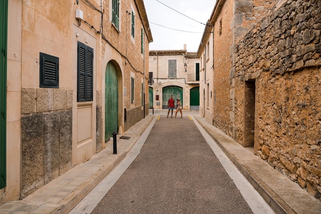 Due viaggiatori nelle bellissime strade in un pittoresco villaggio di Santanyi Maiorca Spagna