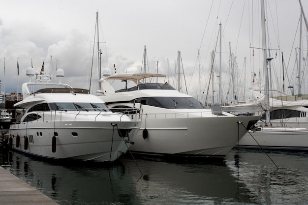 Due yacht bianchi in porto sul molo