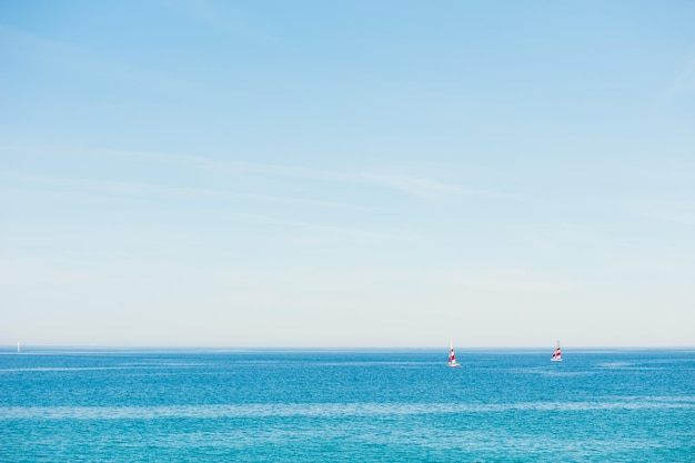 Due yacht che navigano nel mare blu. Mar Mediterraneo, Kemer, Turchia.