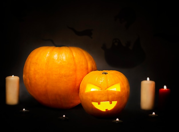 Due zucche con candele su uno sfondo scuro Concetto di Halloween