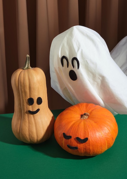 Due zucche di buon umore che ridono Ghost dietro di loro vogliono spaventarli Tematica di Halloween e mistica