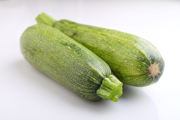 Due zucchine su uno sfondo bianco