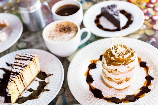 Dulce de Leche italiano fresco con caffè sul tavolo.