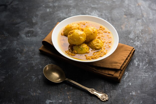 Dum aloo indiano curry con patate fritte e spezie, servito in una ciotola