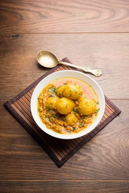 Dum aloo indiano curry con patate fritte e spezie, servito in una ciotola