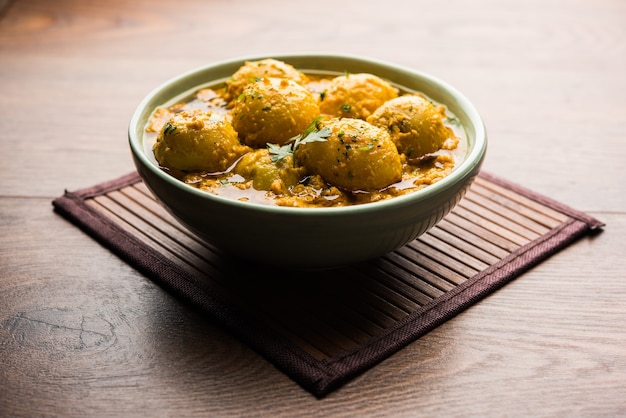 Dum aloo indiano curry con patate fritte e spezie, servito in una ciotola