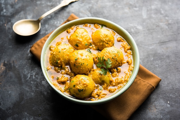 Dum aloo indiano curry con patate fritte e spezie, servito in una ciotola