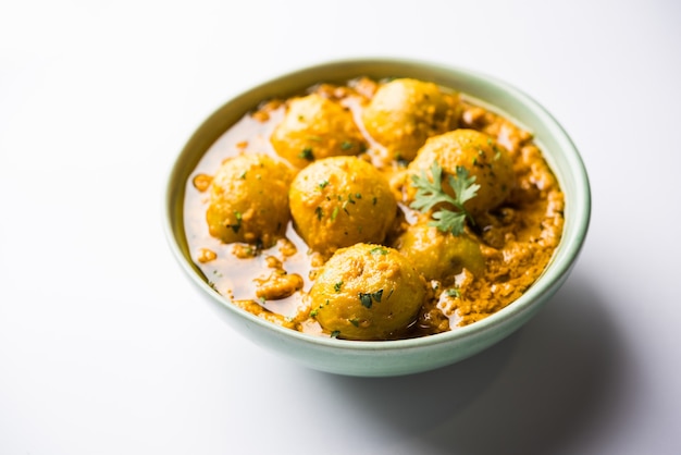 Dum aloo indiano curry con patate fritte e spezie, servito in una ciotola