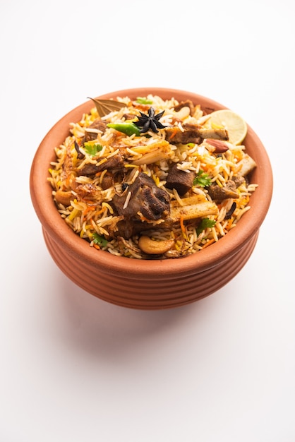 Dum Handi MuttonÃƒÂ‚Ã‚Â BiryaniÃƒÂ‚Ã‚Â o gosht pilaf viene preparato in un vaso di terracotta o di argilla chiamato Haandi o della dimensione di 1 chilo. Popolare cibo indiano non vegetariano