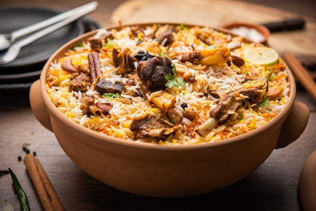 Dum Handi MuttonÃƒÂ‚Ã‚Â BiryaniÃƒÂ‚Ã‚Â o gosht pilaf viene preparato in un vaso di terracotta o di argilla chiamato Haandi o della dimensione di 1 chilo. Popolare cibo indiano non vegetariano