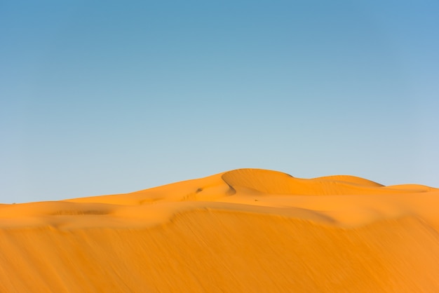 Dune del deserto a Liwa, Abu Dhabi, Emirati Arabi Uniti durante il tramonto