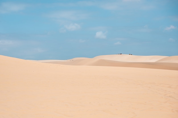 Dune di sabbia bianche contro il cielo blu