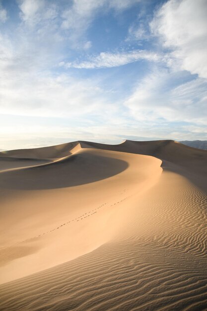 dune di sabbia con un cielo blu e nuvole