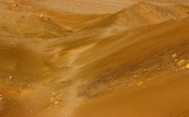 Dune di sabbia dorata in una giornata di sole