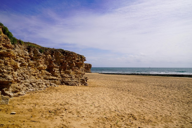 Dune di sabbia sulla spiaggia del mare nell'Oceano Atlantico in Francia