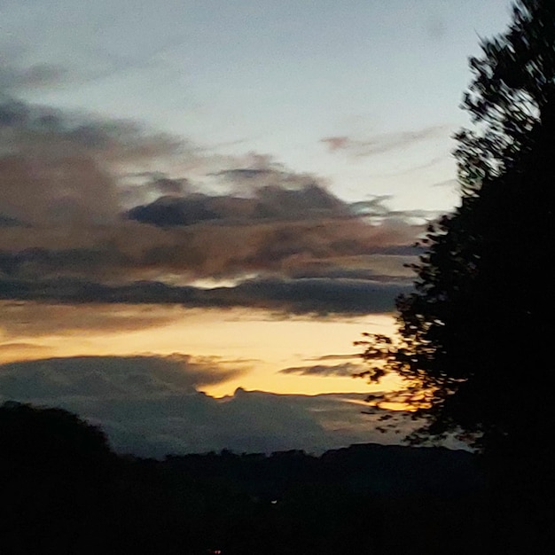 Dunkle Wolken am Abendhimmel mit Sonnenreflectionen - Nuvole scure nel cielo serale con riflessi del sole