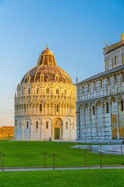 Duomo di Pisa e la Torre Pendente a Pisa Italia