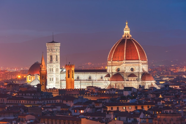 Duomo di Santa Maria del Fiore a nihjt da Piazzale Michelangelo a Firenze, Toscana, Italy