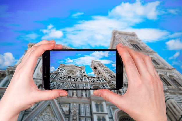 Duomo Santa Maria del Fiore in Piazzale Michelangelo a Firenze, Toscana, Italia. il turista scatta una foto