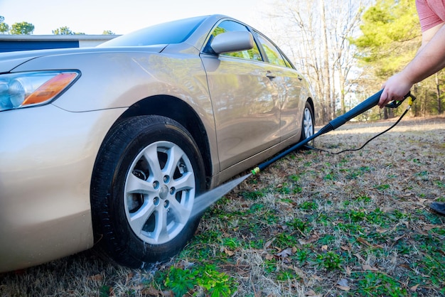 Durante il processo di lavaggio utilizzare uno spruzzatore per autolavaggio con acqua