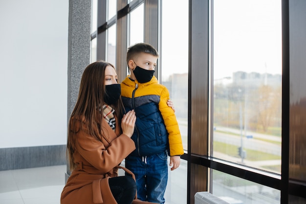 Durante la quarantena una madre con il suo bambino si trova in una maschera