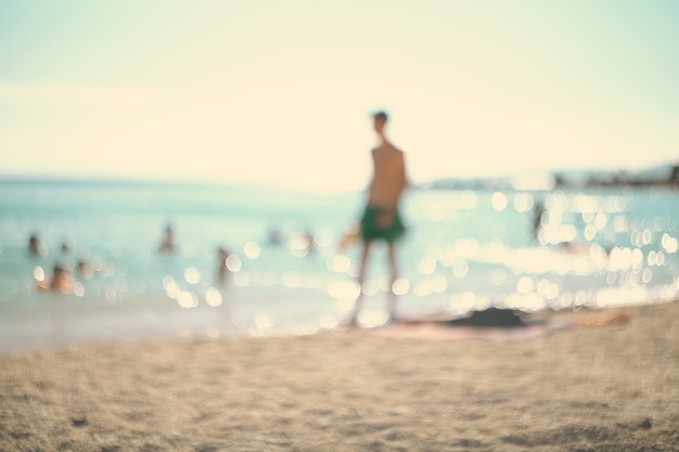 Durante le vacanze estive. Silhouette di un uomo che gioca a tennis sulla spiaggia.