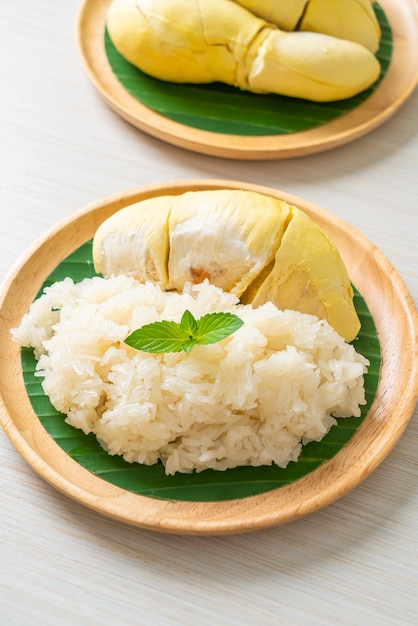 Durian con riso appiccicoso - buccia di durian dolce con fagioli gialli, riso durian maturo cotto con latte di cocco - dessert asiatico tailandese cibo frutta tropicale estivo