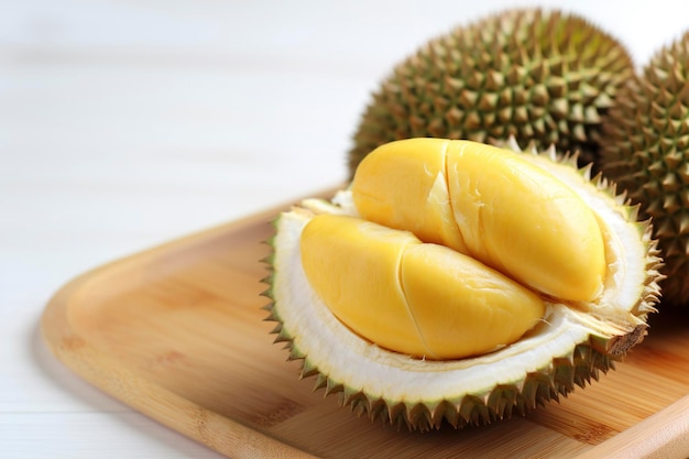 Durian delizioso sul piatto di legno