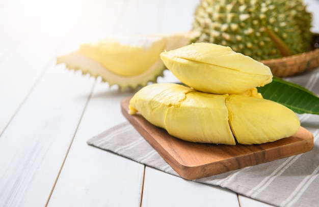 Durian fresco (mensile) sul sacco e tavolo in legno bianco