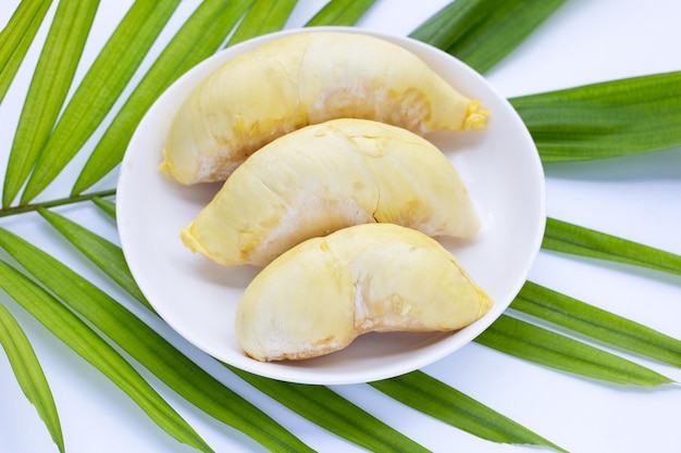 Durian fresco tagliato maturo su sfondo bianco