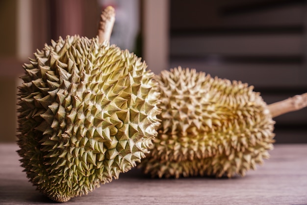 Durian maturo sul tavolo di legno