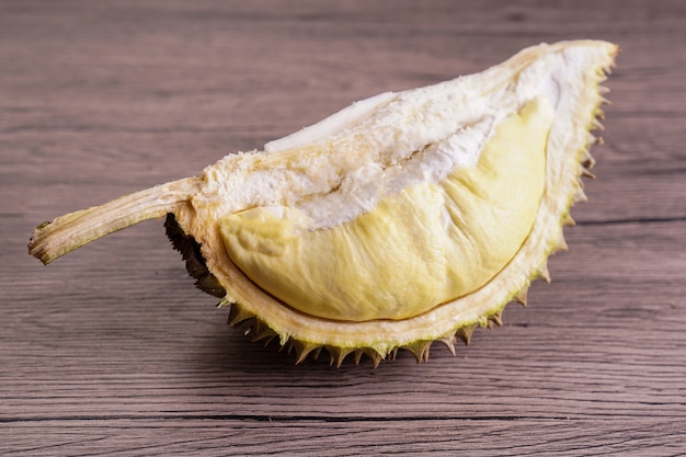 Durian maturo sul tavolo di legno