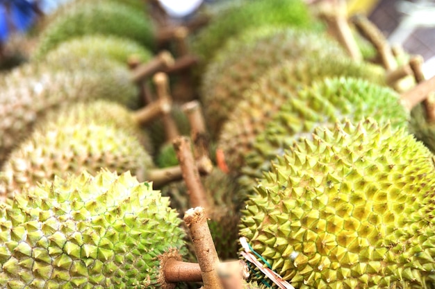 Durian, re della frutta sul mercato in fila. Mangiare sano concetto.